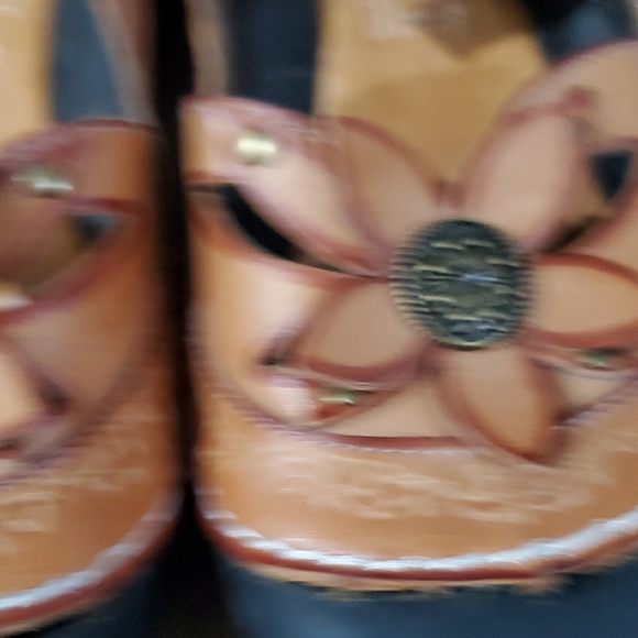 Brown Leather Sandals with Floral Design - Picture 12 of 15